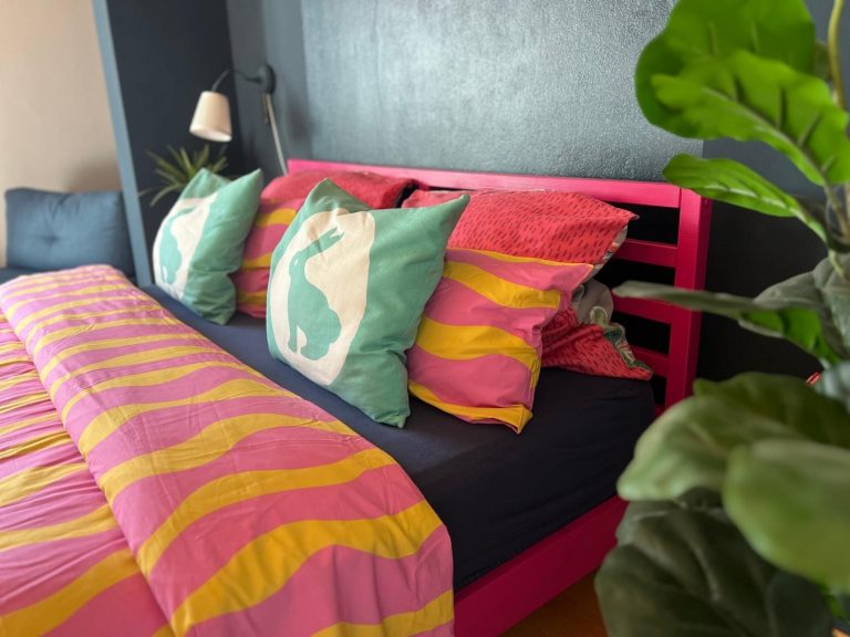 Bett mit Pflanze seitlich